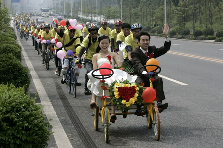图文:重庆小伙儿双人自行车迎娶扬州新娘