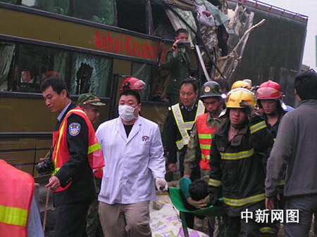 广东茂湛高速发生车祸9人死亡19人受伤(图)