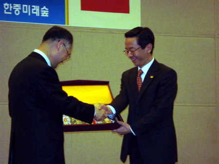 图文:中国代表团长卢雍政与釜山代表交换礼物