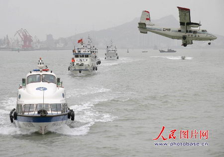 组图:连云港在黄海首次海陆空联合执法