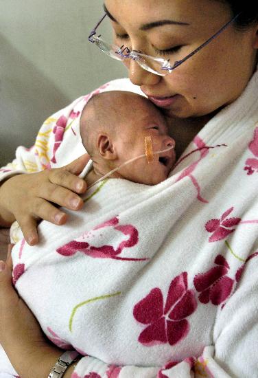 图文:南京儿童医院推行早产儿袋鼠式护理(1)