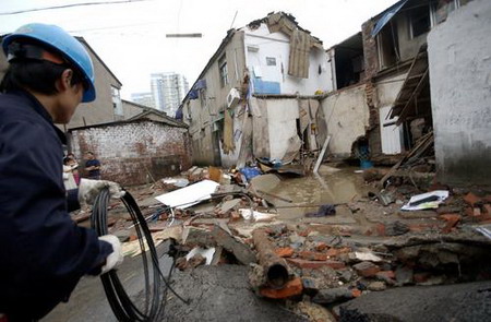 组图:南京城区1000毫米输水管爆裂冲垮房屋