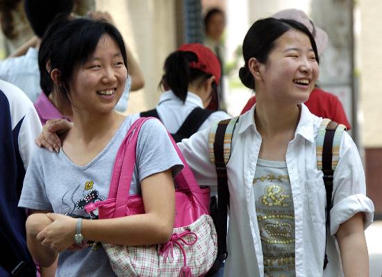 图文:南京金陵中学考点呼考生走出高考考场