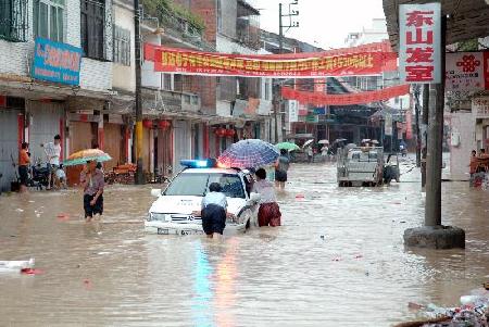 图文:广东梅州降暴雨街道积水严重