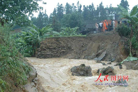 图文:暴雨袭击贵州三穗洪水冲毁涵洞省道中断