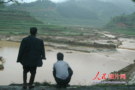 图文:暴雨袭击贵州三穗洪水冲毁涵洞省道中断