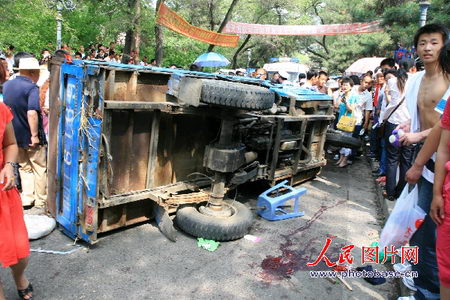 组图:吉林市农用车刹车失灵造成34人伤亡