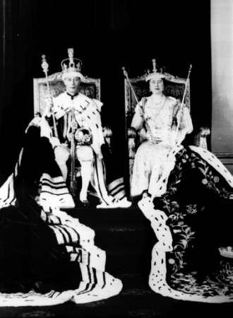 图文:乔治国王六世登基 国王夫妇坐在王座上