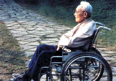 资料图：巴金静静地坐在杭州西子湖畔(1995年秋)