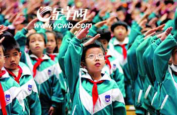 广州市政协委员称小学校服压抑孩子天性(图)