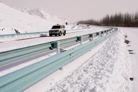 新疆南部出现特大暴雪 积雪最深处达到70厘米