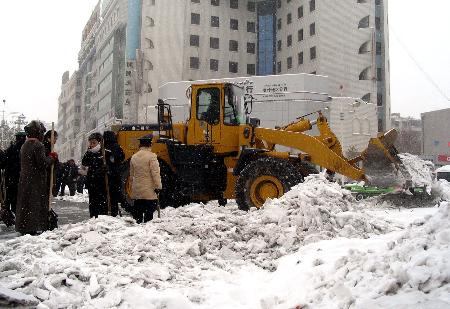 新疆南部出现特大暴雪 积雪最深处达到70厘米