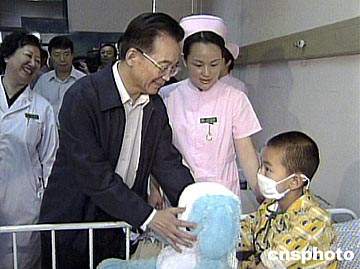组图:温家宝总理到北京儿童医院看望儿童