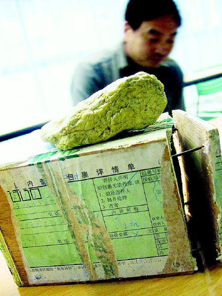 手机变石头 刘先生邮寄的包裹被调包(图)