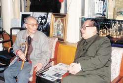 张爱萍同志与邓小平同志在一次会议上