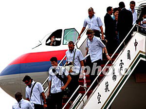 图:皇家马德里队足球俱乐部成员抵达昆明