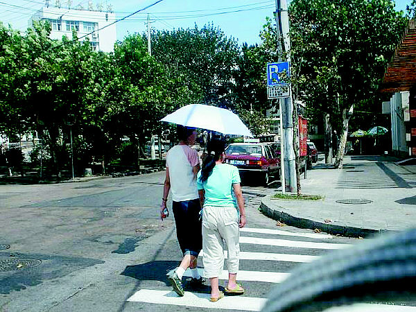 汽车撞飞遮阳伞 历险后的朱小姐提醒:不要打伞