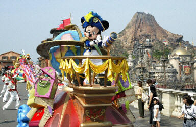 组图:日本迪斯尼水上乐园庆祝开园两周年