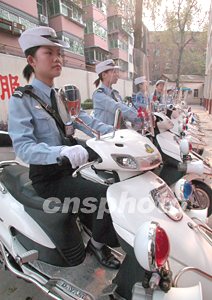 图:女警专用摩托车在河南郑州亮相