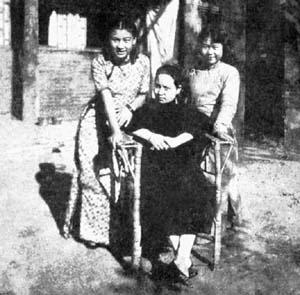 林海音与三妹燕珠陪伴母亲的家居照(1936年)夏祖丽著 张荷缩编2.