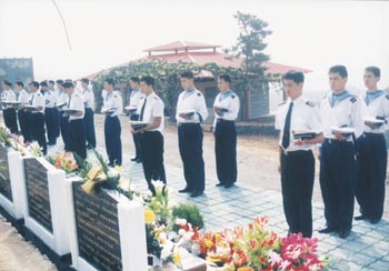 361潜艇部分遇难官兵安葬(图)