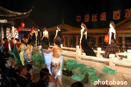 组图:杭州上演"中国丝绸西湖之夜"丝绸秀