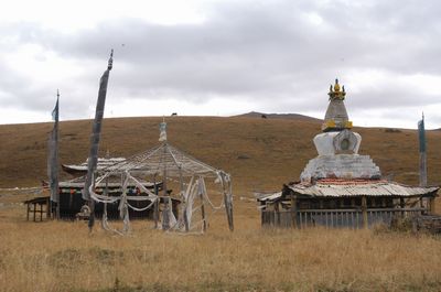 西藏若尔盖地区民族风情 藏民们住宅地带