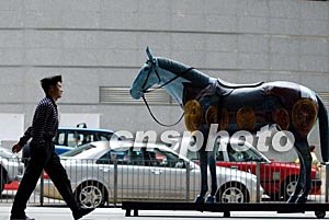 图:香港汇丰银行摆设 财源广进 的骏马