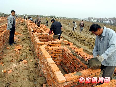 村民正在抓紧修建墓穴