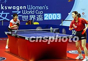 组图:2003年女子世界杯乒乓球赛激烈进行