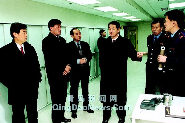 本报讯昨晚,市党政领导杜世成,夏耕,崔锡柱,张泽忠,张锐,姜俊山等率领