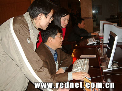 湖南省十届人大常德代表团代表浏览红网(图)