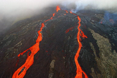 组图:危地马拉富埃戈火山喷发形成的壮举