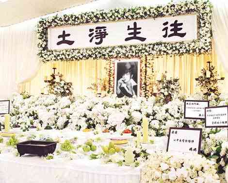 组图:七千歌迷含泪祭别梅艳芳
