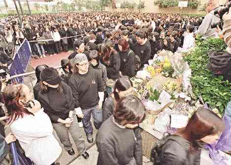 组图:七千歌迷含泪祭别梅艳芳