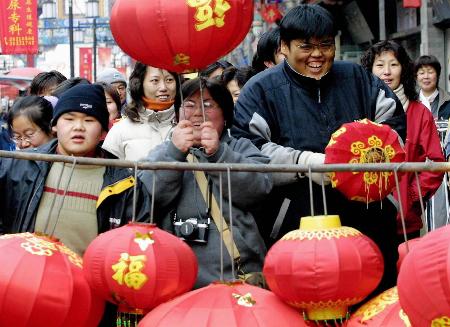 (晚报1)日本巨胖在津门喜度春节