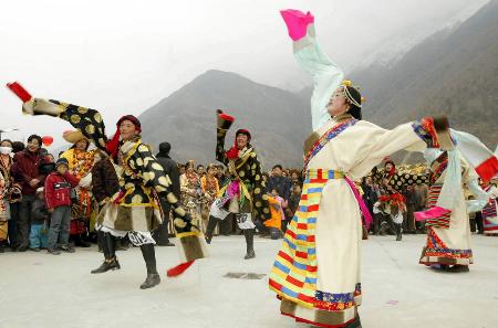 图文:各族儿女过大年-藏族民众欢庆节日