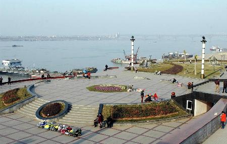 九江建成园林江岸    2月10日,部分游客和市民在九江浔阳江广场游玩