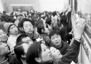 王宇)昨日,沈城恶劣的天气抵挡不住求职者的热情,中国沈阳人才市场