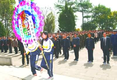 各界祭扫烈士陵园(图)