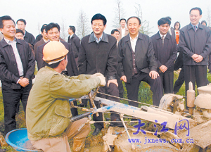 孟建柱一行来到南昌县蒋巷镇河边村的稻田旁,与正在耕田的农民亲切