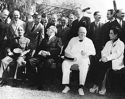 1943年,中美英首脑在开罗会议期间合影.