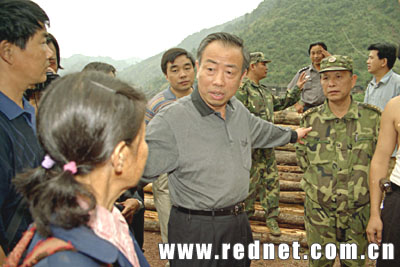 怀化市市长陈志强(中),怀化军分区司令员彭安沙(右)安抚灾民