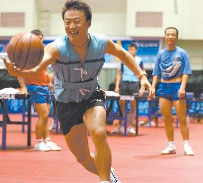 新闻中心 综合 > 正文   马琳脱了上衣,露出结实的肌肉.
