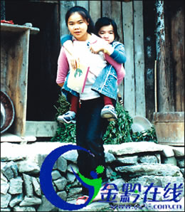 岑巩县平庄中学有个动人故事--她背姐姐上学5