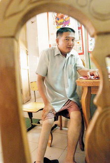范先生因小儿麻痹症双腿残疾,行动相当不便.
