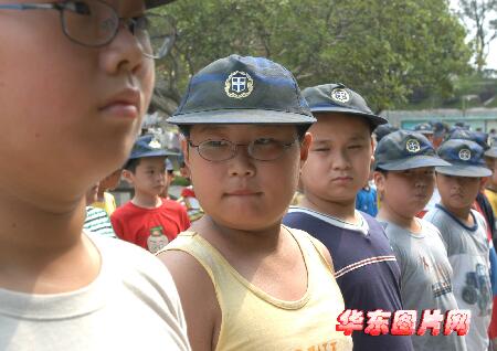 组图:厦门小学生军事夏令营里练意志