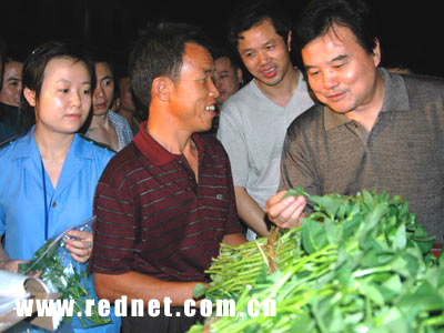 (孔令志(右一)检查蔬菜安全)红网长沙7月11日讯(记者 欣悦 通讯员杨