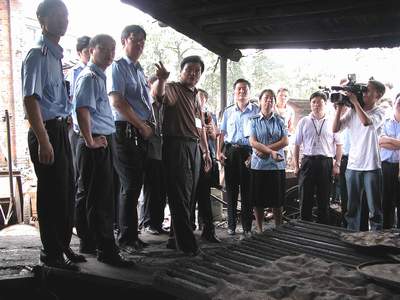 (孔令志(中)与14个地州市质监局长誓师彻底扫荡小轧钢)红网长沙7月14