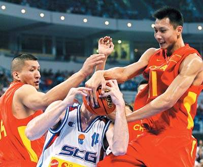 国际邀请赛中国男篮首战负于世界冠军塞黑队但
